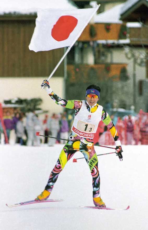 1992年アルベールビル・荻原健司（ノルディック複合）前半のスキージャンプで大差をつけて、後半のクロスカントリーを逃げ切る。必勝スタイルでワールドカップ個人総合3連覇を果たした荻原。五輪では河野孝典、三ヶ田礼一と団体戦で金メダル。'94年リレハンメルも連覇した。アンカーで日の丸を振っての鮮烈なゴールシーンは複合競技を世に知らしめた。現在は長野市長　写真/共同通信社