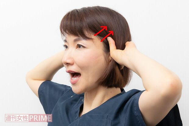 【STEP1】（2）親指で頭を斜め上に押し上げたまま、「あ」と発音しながら口を大きくあける