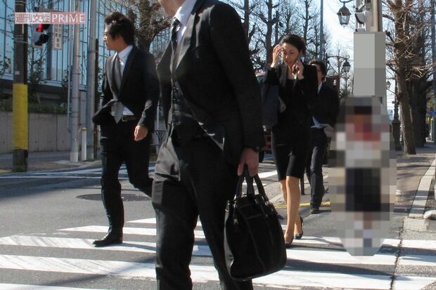 2011年4月、長女の小学校入学式に出席する松嶋菜々子と反町隆史