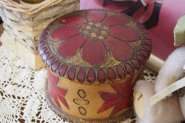 満州から持ってきたアクセサリー入れ。素材は木で70年以上使っている