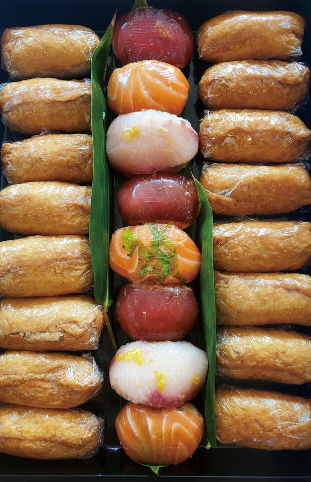 「Thanksgivingdayはありがた～いことにお友達のカメラマンの家で過ごします。桃井家からお持たせ寿司稲荷も今年はラップに包んで。」（2020年11月27日／写真は『かおり的家ご飯』より）