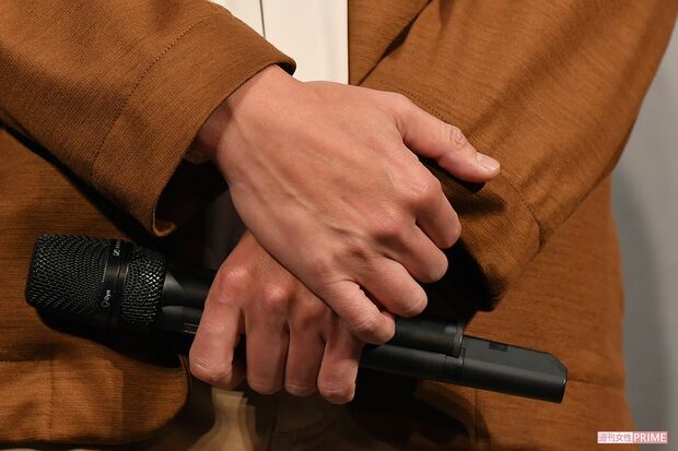 マイクを握る櫻井翔の両手『嵐活動休止表明会見』にて