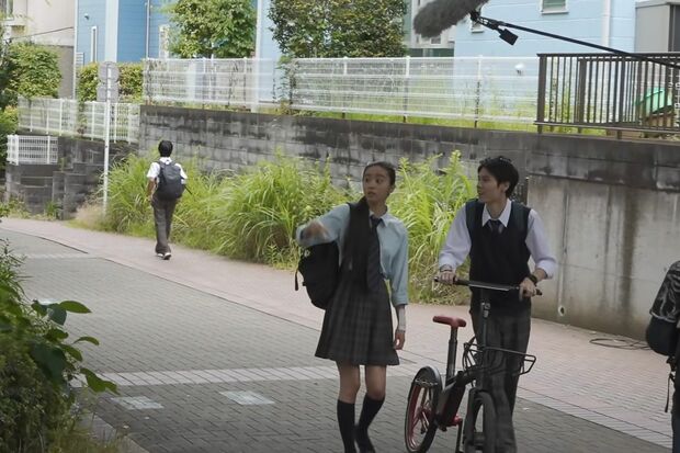 映画『牛首村』撮影で演技をするKoki,（YouTube『東映映画チャンネル』より）