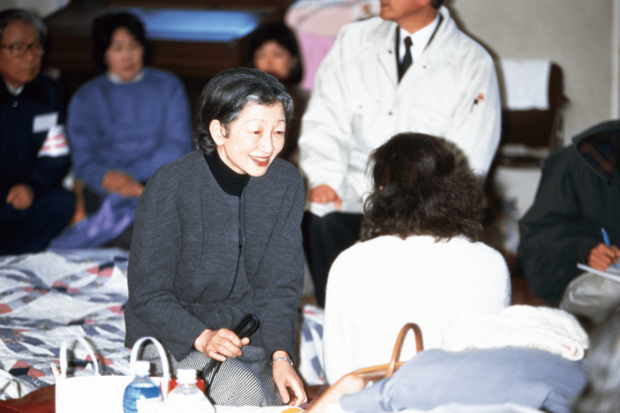 '95年に発生した阪神・淡路大震災で被災した方をお見舞いする美智子さま