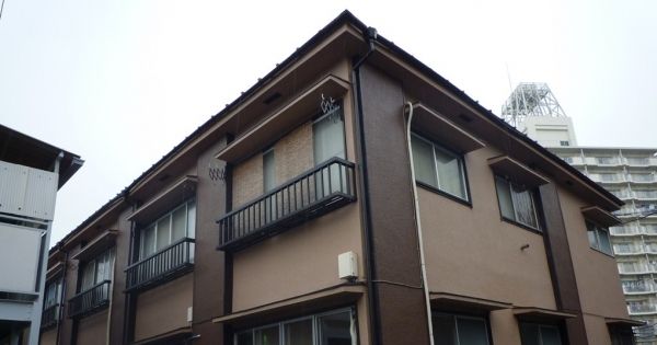  あるネット販売業者の住所地を訪ねると、高齢者が暮らす10数世帯のアパートだった。それらしき住人は見当たらず……