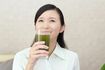 野菜ジュースを飲む女性(※画像はイメージです)
