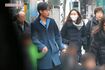 2015年2月、同じ幼稚園に通う子どもたちを送る名倉潤と瀬戸朝香