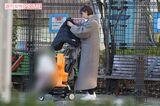 12月25日、自宅近所の公園に娘を連れて現れた篠田麻里子