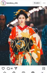 花魁道中は高下駄を借りて帰って自主練習した（画像は『べらぼう』公式インスタグラムより）