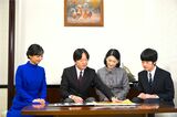 2024年、秋篠宮さまの誕生日に公開された近影。佳子さまと秋篠宮さまとの間には距離が 　