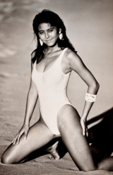 1987年に東レキャンペーンガールとしてデビュー。日本人離れしたプロポーションで、大胆なハイレグ水着を着こなし話題に