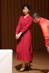 赤のワンピースに茶色のバッグと靴の組み合わせは園遊会と同じ