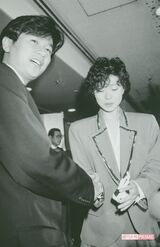 7月に中森明菜（当時23）が近藤の自宅で自殺未遂。大みそか22時に緊急会見。結婚についての問いに近藤は「まったくありません」（'88年12月）