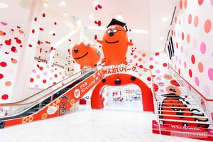 エントランスを入ると、大きな「タラピヨ」と「タラコン博士」がお出迎え!