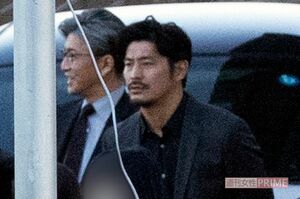 『風間公親─教場0─』で俳優復帰する坂口憲二。隣は木村拓哉（2023年）