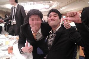 専門学校の卒業式ではしゃぐ伊藤恵太容疑者（FACEBOOKより）