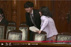 採決のために急いで自席に向かおうとする片山さつき財務大臣（参議院インターネット審議中継より）