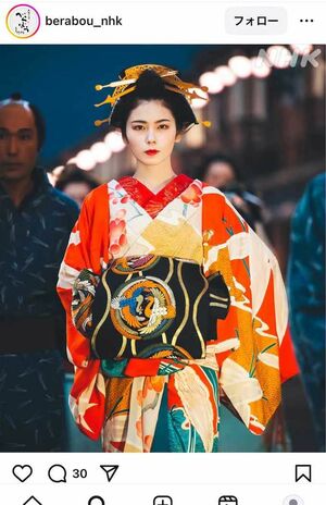 花魁道中は高下駄を借りて帰って自主練習した(画像は『べらぼう』公式インスタグラムより)