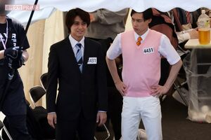 漫才シーンの撮影直前、リラックスした様子の高橋海人と戸塚純貴