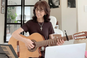 ギターを弾く柏木由紀子(撮影/伊藤和幸)