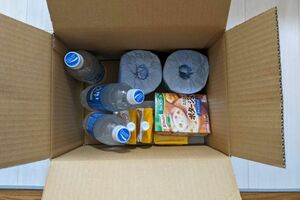 届いた食料やトイレットペーパー（筆者撮影／東洋経済オンライン）