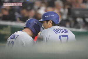 2025年3月18日の試合中に耳打ちでコミュニケーションを取る大谷翔平。英会話も問題ないよう