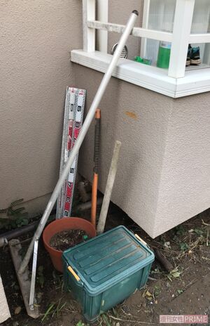 自宅ベランダには仕事で使っていたとみられる道具が整頓されて置かれていた。