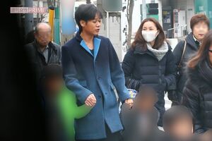 2015年2月、同じ幼稚園に通う子どもたちを送る名倉潤と瀬戸朝香