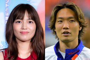 サッカー日本代表キャプテンの板倉滉(左)と川口春奈