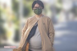 産休を発表して数週間経った12月中旬、自宅の周辺を散歩するイモトアヤコ