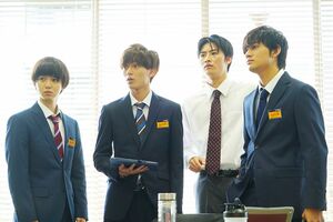 個性の違う男子4人の訓練生がCAを目指して奮闘し、成長していく　(c)フジテレビ