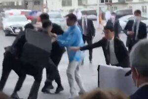 爆発から岸田首相（左から2人目）を守るSP。この画像から岸田首相の背後に多くの警官が配置されていることがわかる（SNSより）