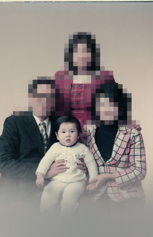 家族写真。左から父、15歳年上の姉、母