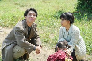 さくらから“お父さん”と呼ばれ舞い上がった栄輔だが、紀夫の帰還に何を思う？　(c)NHK