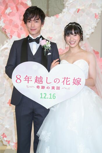 映画『8年越しの花嫁』主演の佐藤健と土屋太鳳 (c)2017映画「8年越しの花嫁」製作委員会