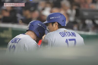 2025年3月18日の試合中に耳打ちでコミュニケーションを取る大谷翔平。英会話も問題ないよう