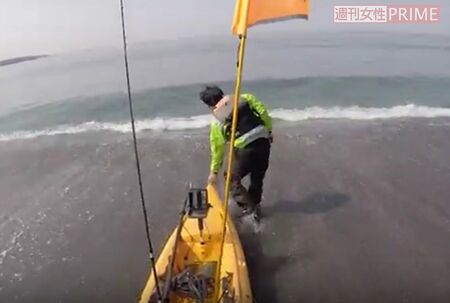 鈴木が愛用するカヤックは2つあり、写真は昔から使っているもの（鈴木のユーチューブより）