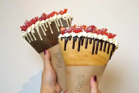 左から「ストロベリーショコラホワイトメルト」「ストロベリーチョコメルト」各1600円