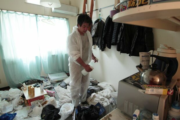 電気が通っていないので霧吹きで室内を消毒。普段は電動噴霧器を使用