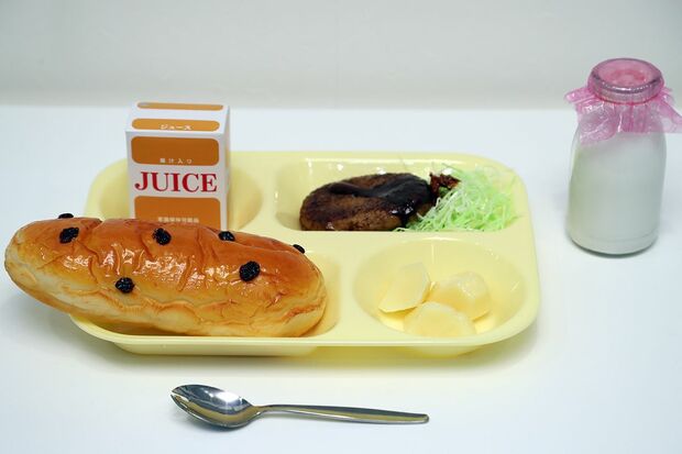 昭和49年（1974年）ぶどうパン、ハンバーグ、せんキャベツ、粉ふきいも、果汁、牛乳