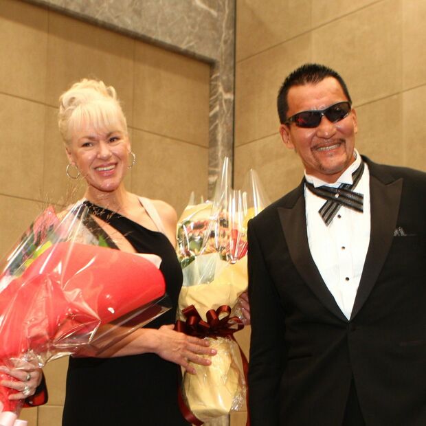 人生のタッグパートナー、マルティナ夫人と。2015年11月2日「プロレス30周年記念パーティー＆一般社団法人ニューワールドアワーズスポーツ救命協会設立記念パーティー」にて