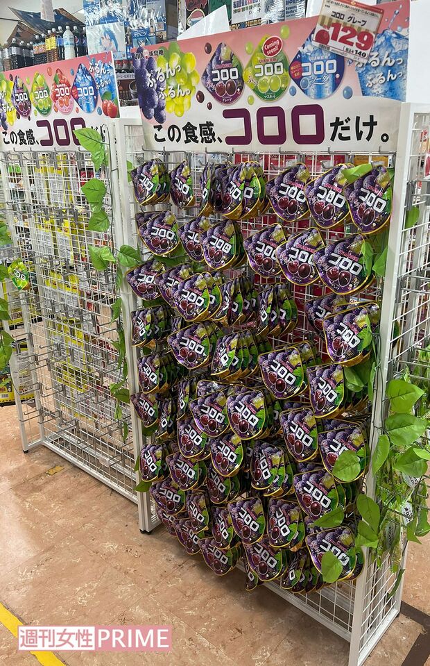 秋葉原店では人気の高い『コロロ』が専用の棚にズラリ。マスカット味はほぼ完売。（4月26日、筆者撮影）