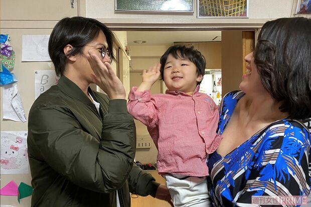 ハイタッチする山下智久、子どもも嬉しそう