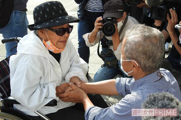 沖縄戦を経験した島袋文子さん（左）も具志堅さんにエールを送る　撮影／渡瀬夏彦