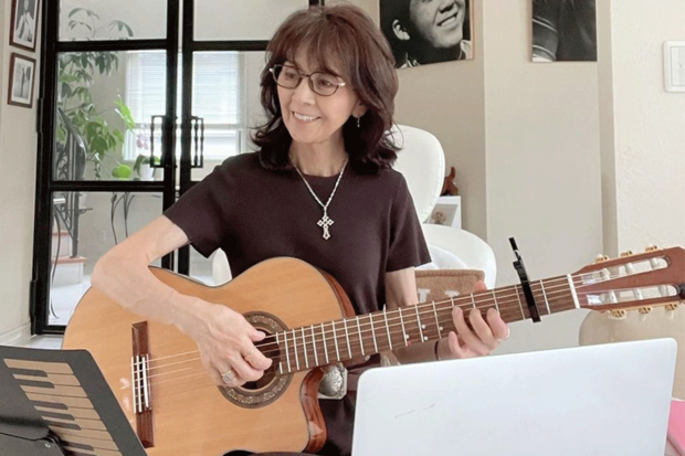 ギターを弾く柏木由紀子（撮影／伊藤和幸）