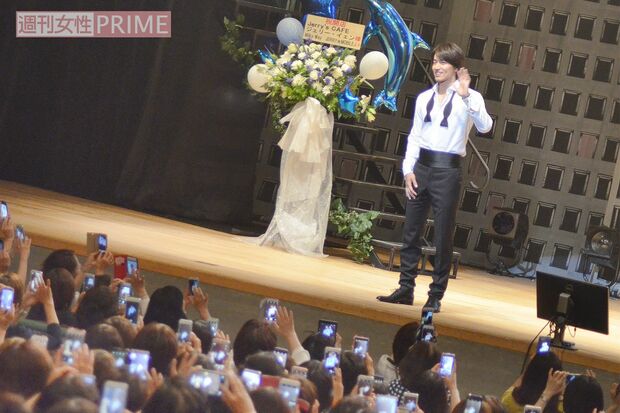 東京、大阪でファンミーティングを開催したジェリー。東京はカフェ、大阪はバーのイメージでファンに特製メニューをふるまったり、ゲームやクイズで盛り上がった。「日本に来るときは、古い友達に会いに来るような気持ちです」。40歳にしてこのカッコよさは奇跡！