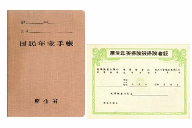 昭和29年5月から昭和49年10月に発行された厚生年金保険被保険者証（右）と昭和35年10月から昭和49年10月までに発行された国民年金手帳（左）（日本年金機構WEBサイトより）