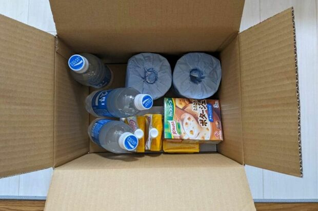 届いた食料やトイレットペーパー（筆者撮影／東洋経済オンライン）