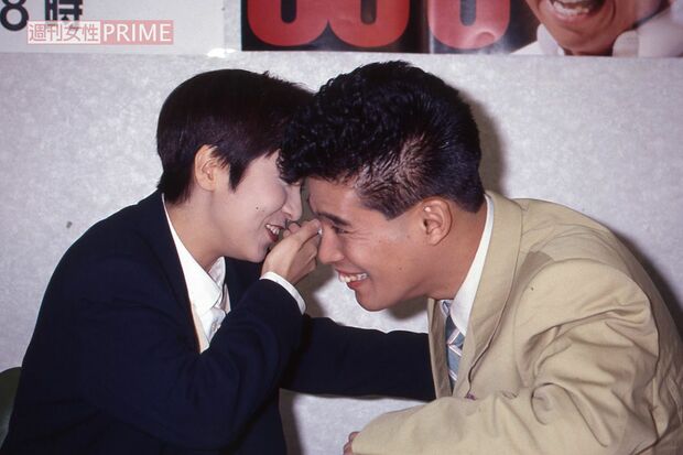 1992年、ドラマ『真夏の刑事』制作発表で、藤田朋子（左）とナイショ話をする若かりし頃の柳沢慎吾