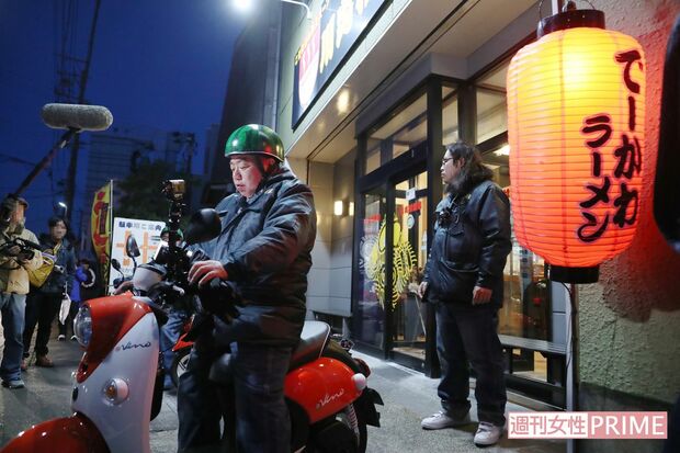 【18】取材班ギブアップ！　終電で帰るため、中岡と本誌はここでお別れ。店を出るころには真っ暗になっていたが、出川は元気に走り去った　撮影／斎藤周造